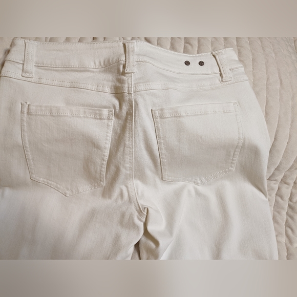 Cabi Size 6 High Slim White jeans distressed ripped look new without tags - Picture 5 of 13